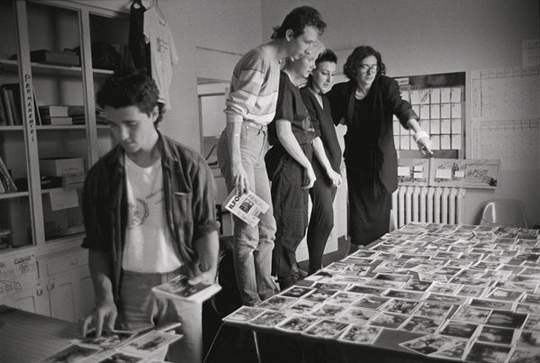 L’équipe de Vox Populi en pleine préparation de l’exposition
Je(u)ne c’est quoi ?, présentée
lors de l’événement Plein la gueule, oct. 1985 / The Vox Populi team preparing the Je(u)ne c’est quoi ? exhibition for the Plein la gueule, Oct. 1985. De g. à d. / from L to R: Marcel Blouin, Jean-Marc Ravatel, Cynthia Poirier, Danielle Bérard et Sophie Bellissent photo : Alain Chagnon