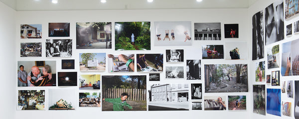 Détail de l’installation sur trois murs de photographies réalisées par les différents membres du groupe durant les dix dernières années / detail of the installation, on three walls, of photographs from the different members of the group during the last ten years techniques et supports variables / various techniques and supports. Photo : Paul Litherland